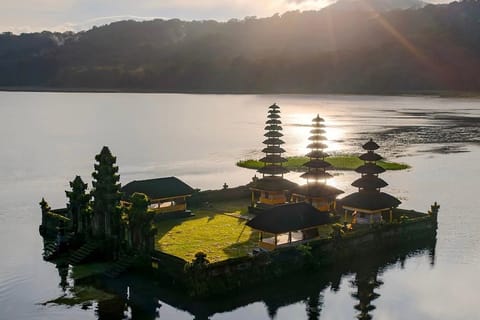 Munduk: Twin Lakes Trek, Canoe & Temple Tour