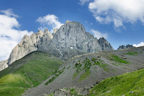 Kazbegi : excursion dans la vallée de Juta avec transport en 4x4Kazbegi : excursion d&#039;une journée dans la vallée de Juta avec transport en 4x4