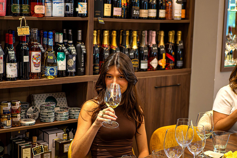 Malaga: Spanish Wine Tasting with 5 Wines and Pairing Tapas