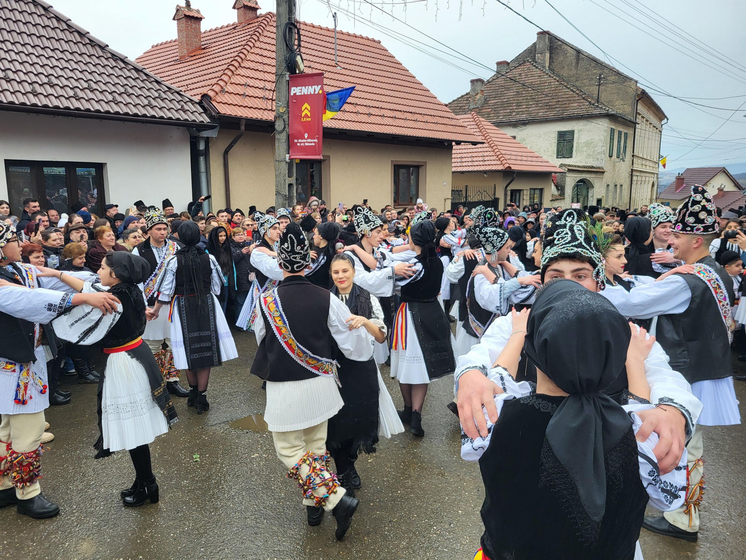 Gemeinsam siebenbürgische Tänze in Sibiu lernen