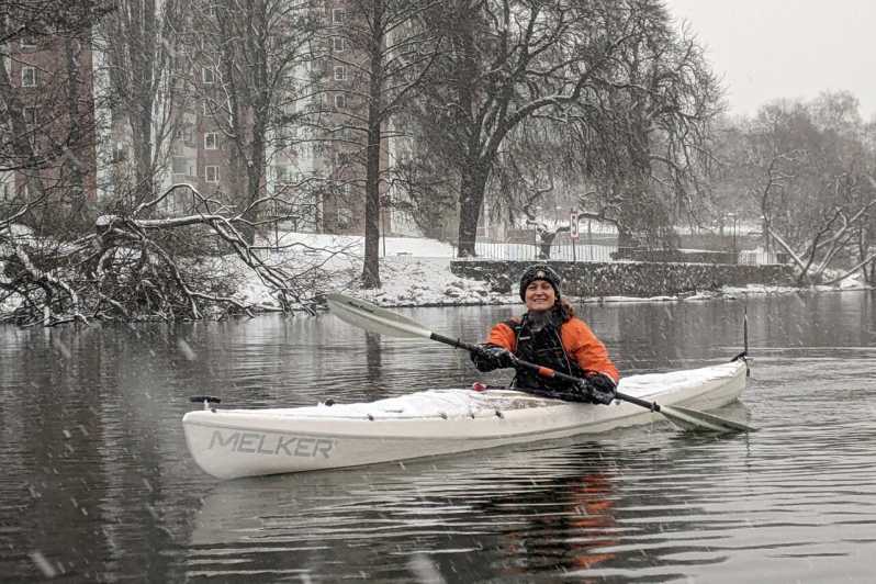 Estocolmo: Excursión guiada en kayak en invierno y tiempo opcional en la sauna