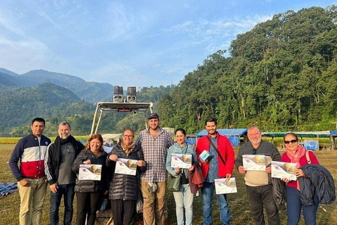 Pokhara: Private HeißluftballonfahrtPrivate Heißluftballonfahrt in Pokhara mit Abholung vom Hotel