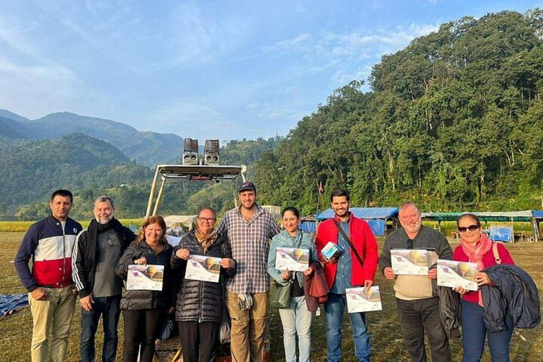 Pokhara: Private HeißluftballonfahrtPrivate Heißluftballonfahrt in Pokhara mit Abholung vom Hotel