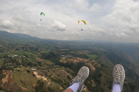 Paragliden boven Medellin in San Felix een geweldige ervaring