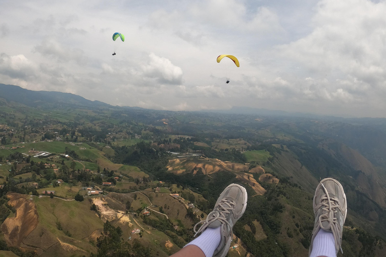 Volar en parapente sobre Medellín en San Félix, una experiencia increíble