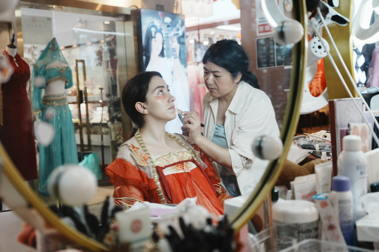 Shanghai: Yu Garden Hanfu Experience with Photoshoot Professional Makeup + Yuyuan Garden Tou
