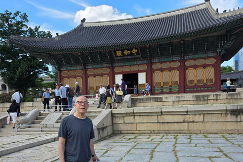 Seoul: Deoksugung Palace Night Tour with Guide