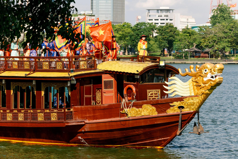 Hué : cuisine royale et musique folklorique sur la rivière des ParfumsNHẬT YẾN (DÉJEUNER) (日宴) - UN DÉJEUNER SOMPTUEUX.