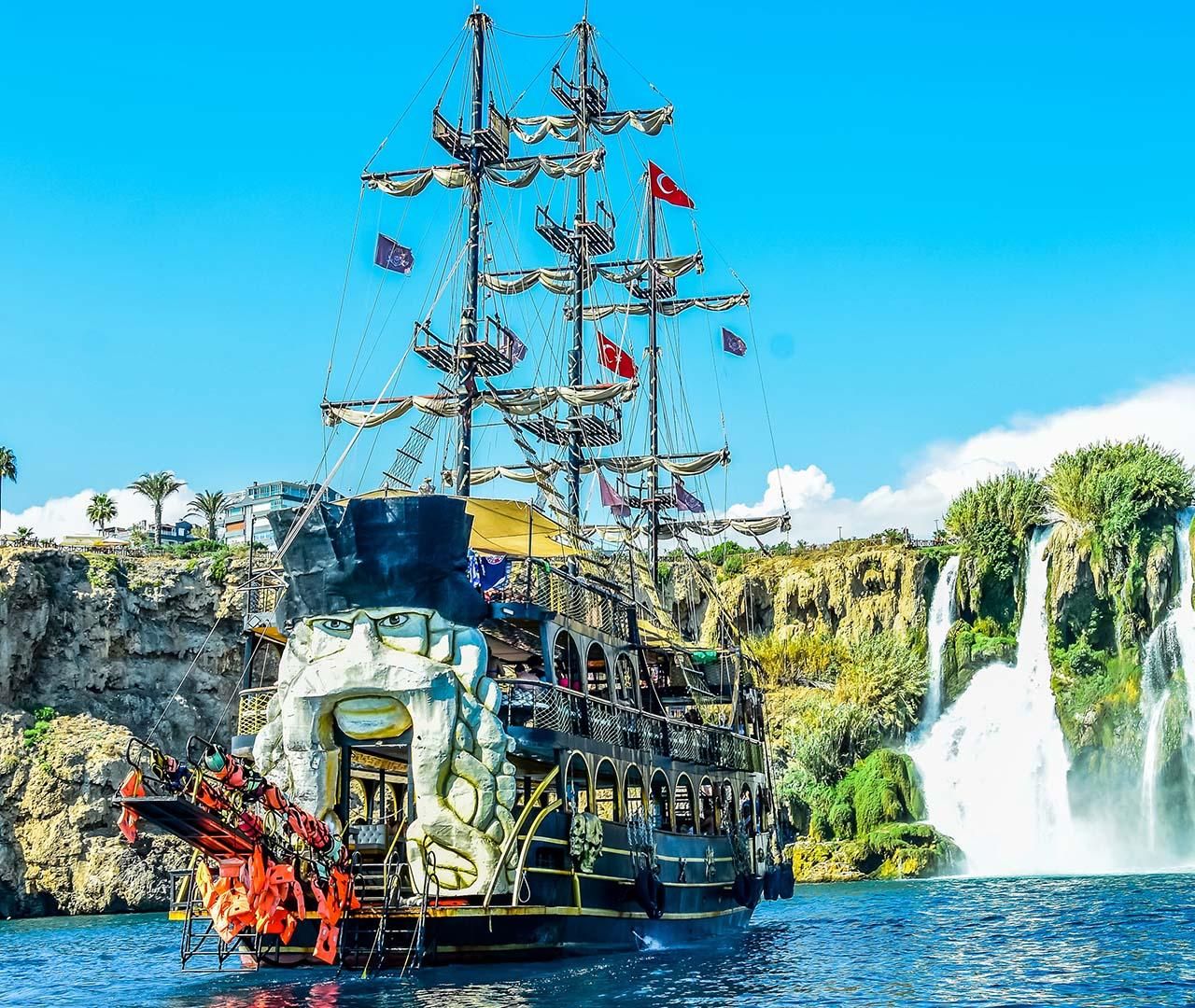 Antalya: Luxuriöse Alibaba-Piratenbootsfahrt mit Mittagessen und Getränken