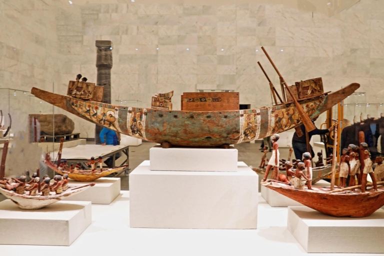 Z portu w Aleksandrii: Piramida w Gizie i Muzeum NarodowePort w Aleksandrii: Piramida w Gizie i Portugalskie Muzeum Narodowe