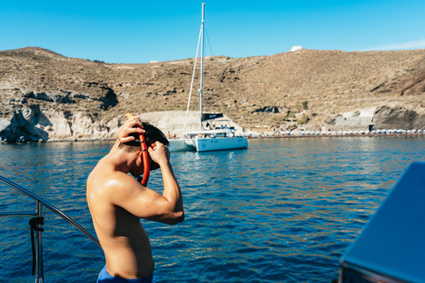 Santorini: Crociera in catamarano con pasti e bevandeCrociera Premium al tramonto con grigliata e bevande