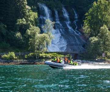 Olden: Tour in barca del Nordfjord con commento in diretta