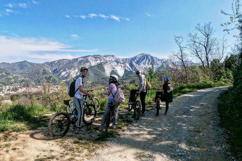 Tour in E-Bike alle Cave di Marmo di Carrara con degustazione di strutto