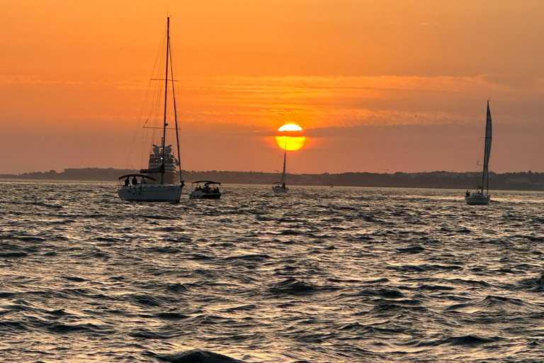 لشبونة: رحلة بحرية رومانسية عند غروب الشمس مع النبيذ والتاباس البرتغالي