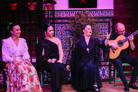 Sevilla: Traditional Flamenco Show at La Casa del Flamenco
