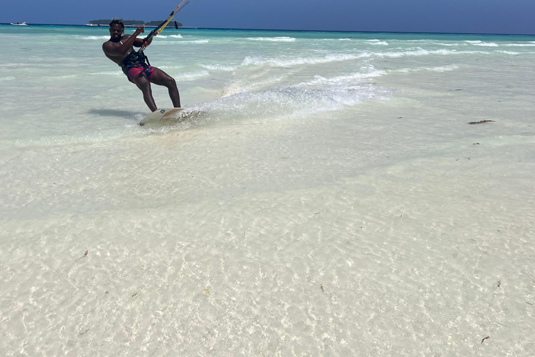 KiteSurf: Prywatne lekcje przed Mnemba, Zanzibar - początkujący/średnio zaawansowaniKitesurfing: prywatne lekcje przed Mnembą, Zanzibar – poziom początkujący/średnio zaawa