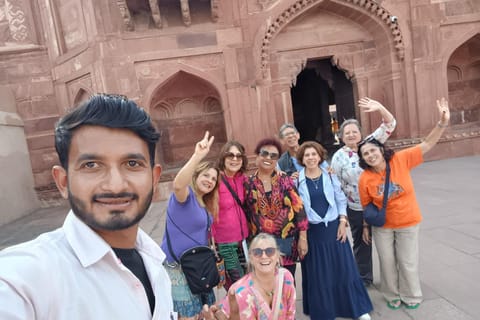From Delhi: Taj Mahal Day Trip by AC Car with 5-Star Lunch