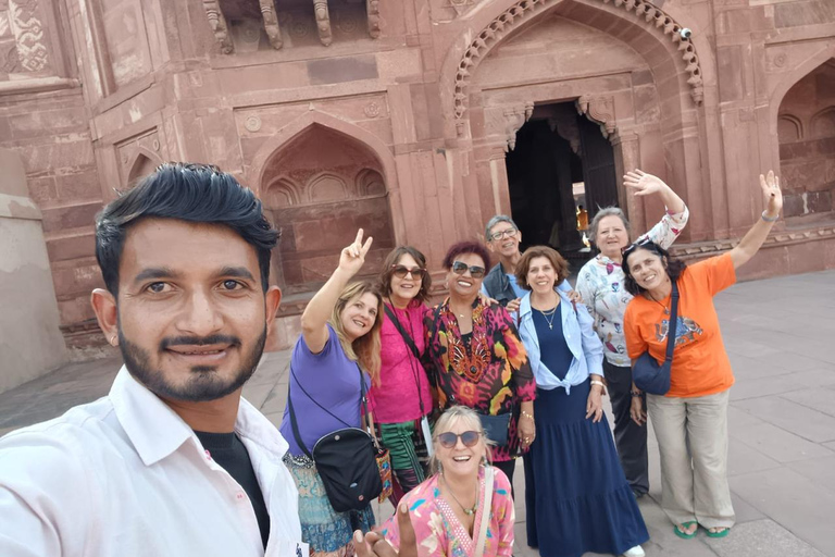 From Delhi: Taj Mahal Day Trip by AC Car with 5-Star Lunch All-Inclusive Tour: AC Car, Guide, 5-Star Meal & Tickets