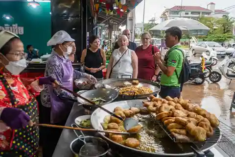 Siem Reap: excursão gastronômica noturna de Vespa