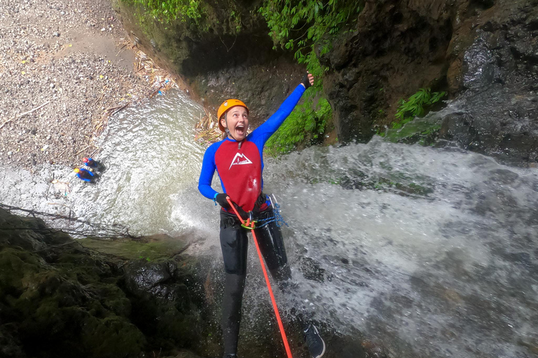 Bali: Gita in canyoning nel Gitgit Canyon con colazione e pranzo