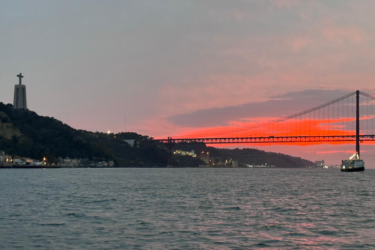 Lisboa: Passeio de Barco ao Pôr-do-Sol no Rio Tejo com Welcome DrinkLisboa: Passeio de barco ao pôr do sol no rio Tejo com Welcome Drink