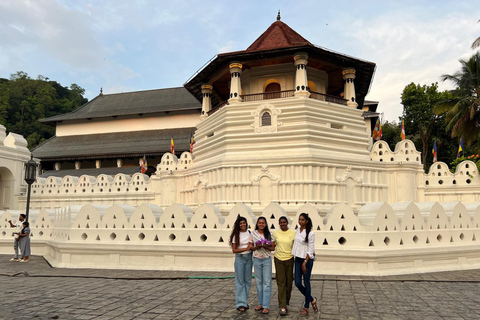 From Sigiriya: Kandy Drop and City Tour with Key Stops