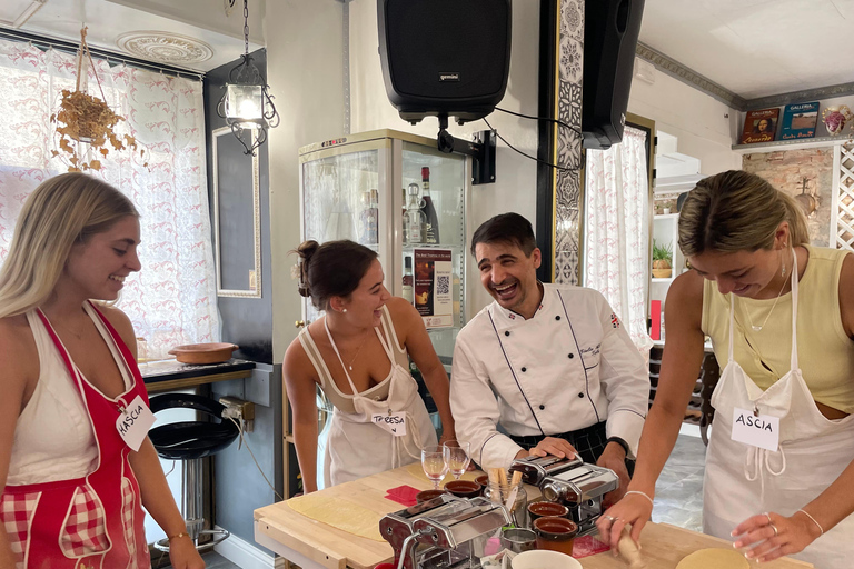 佛罗伦萨：意面制作课程，含晚餐、葡萄酒和... 唱歌！佛罗伦萨：意面制作课程，含晚餐、葡萄酒...还有歌唱！