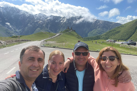 Excursão guiada particular de 1 dia para as montanhas Gudauri e Kazbegi