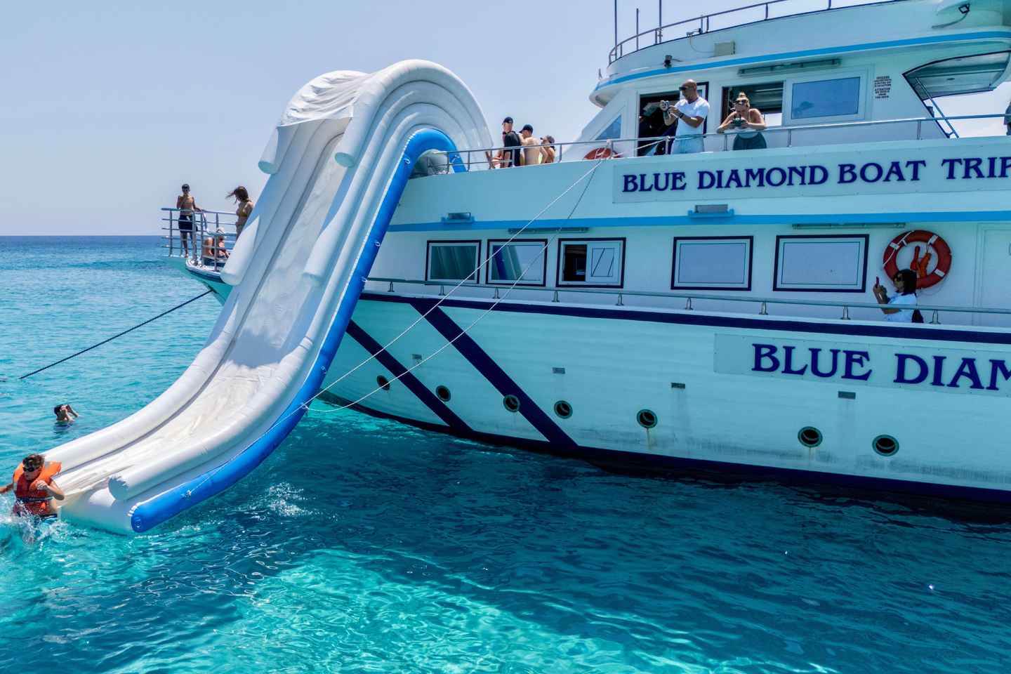 Pafos: Ævintýraferð í Bláa Lónið með rennibraut, tónlist og flutningi frá Pafos