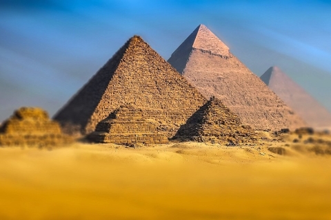 Vrouwelijke geleide piramides, Sfinx en Grand Egyptian Museum