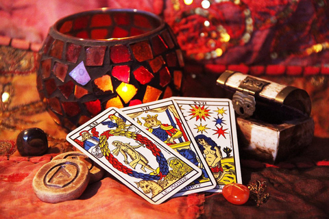 Lyon: Tarotläsning Tarotläsning och workshop i neonmålning