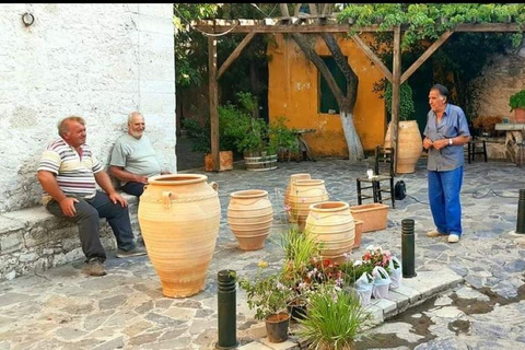 Assites da aldeia tradicional cretense, com comida e bebidas