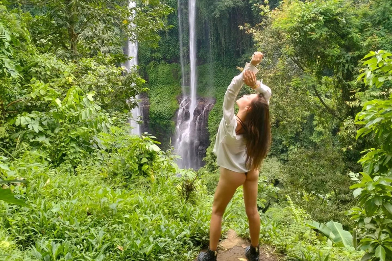 Trekking na selva em SekumpulTrekking na Cachoeira Sekumpul com tudo incluído