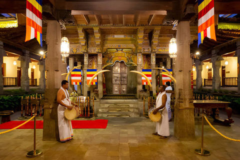 Temple of the Sacred Tooth Kandy: 2-Hour Spiritual Journey Templo del Diente Sagrado de Kandy: Visita guiada en español