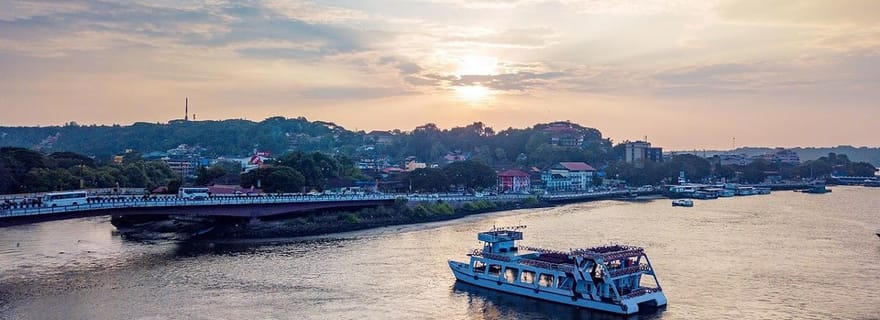 Goa : Croisière au coucher du soleil avec musique live, danse et navigation de croisière