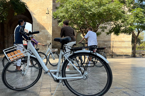 Valencia: Historic Center and City of Arts Guided Bike Tour Small Group in French