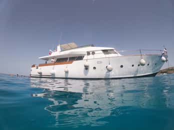 Favignana y Levanzo: excursión compartida en yate Shalimar IV