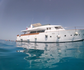 Favignana y Levanzo: excursión compartida en yate Shalimar IV