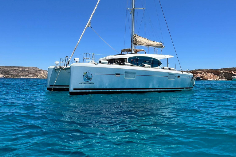 St. Paul&#039;s Bay: Half-Day Luxury Catamaran Tour with Drinks