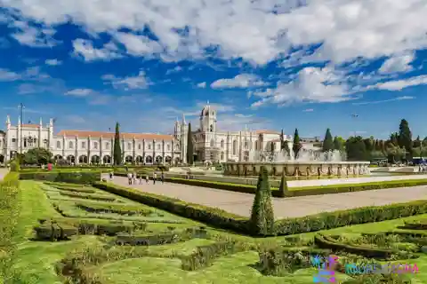 Lisbon City Tour: All Must-See Attractions with Expert Guide