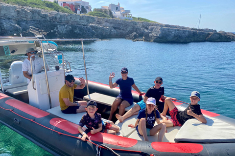 Boat trip along the south coast of Menorca: snorkeling and stand up paddle. Boat excursion along the south coast of Menorca: snorkeling and stand up paddle.