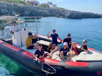 Bootsausflug entlang der Südküste Menorcas: Schnorcheln und Stand-up-Paddling