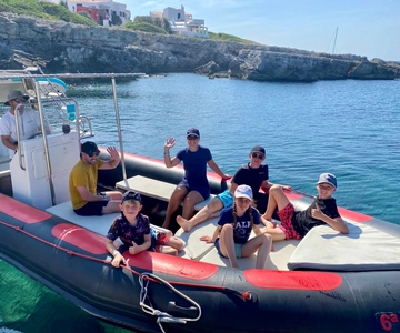 Båttur längs Menorcas sydkust: snorkling och stand up paddle