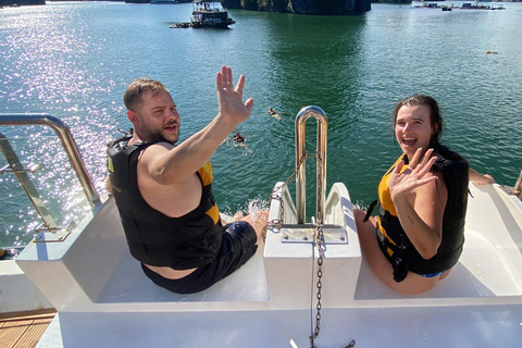 河内/卡巴兰哈湾游轮 - 皮划艇、按摩浴缸、滑水道河内/吉婆兰哈湾游船之旅：皮划艇、按摩浴缸、滑水道