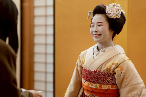 Maiko-dans en theeceremonie op een Noh-podium in Kyoto