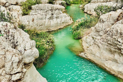 Au départ de Mascate : visite privée du Wadi Shab et du gouffre de BimmahVisite privée d'une jounée à Wadi Shab et Bimmah SinkHole Tour