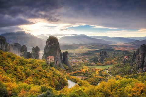 Atenas: Excursión de un día a los Monasterios y Cuevas de Meteora y opción de almuerzoVisita compartida en inglés con traslado en autobús desde Atenas