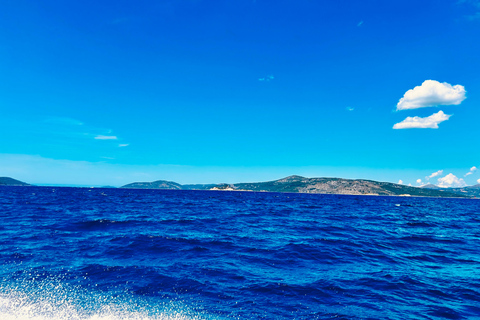 Ze Splitu/Trogiru: Błękitna Laguna i 2 wyspy - pół dnia prywatnieZe Splitu: prywatna półdniowa wycieczka do Błękitnej Laguny i Šolta Nečujam