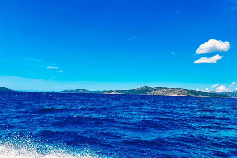 Ze Splitu/Trogiru: Błękitna Laguna i 2 wyspy - pół dnia prywatnieZe Splitu: prywatna półdniowa wycieczka do Błękitnej Laguny i Šolta Nečujam