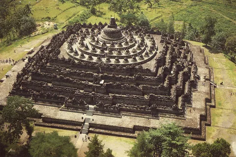 yogyakarta: Borobudur sunrise, Merapi volcano & Prambanan